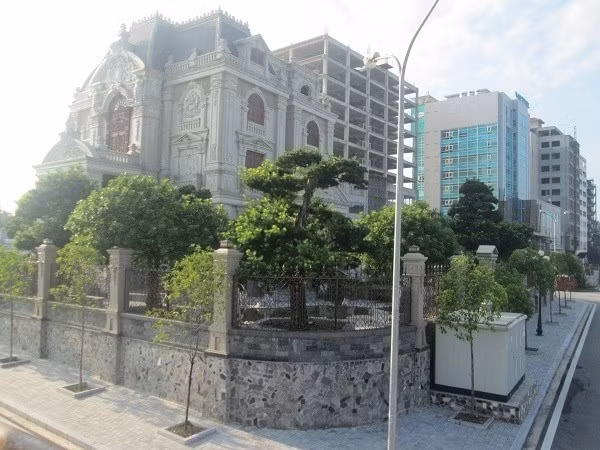 Tọa lạc tại một vị trí đặc biệt, có đến 4 mặt tiền trong đó một mặt là đường quốc lộ 1A ngay tại km0 (Trung tâm TP Phủ Lý - Hà Nam) đối diện ga Phủ Lý, tòa lâu đài lộng lẫy giá trị hàng trăm tỷ khánh thành vài năm gần đây thu hút sự chú ý đặc biệt của dư luận. Ảnh: ĐSPL