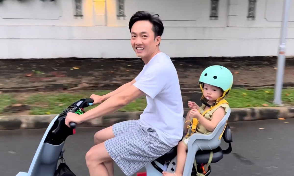 Hình ảnh đời thường giản dị của Cường Đô La khác hẳn với tạo hình quý ông lịch lãm, bảnh bao thường thấy. Ảnh: FBNV