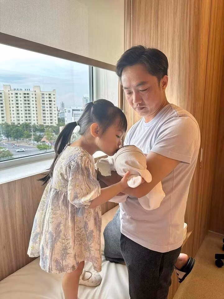 Nam doanh nhân từng nhiều lần khiến dân tình "lụi tim" với hình ảnh bế con đi chơi, ngồi chơi búp bê, xếp hình... cùng các con. Ảnh: FBNV