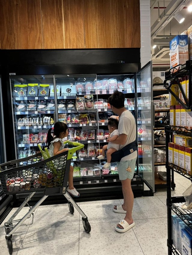 Khi ở bên các con, Cường Đô La trở thành ông bố bỉm sữa bình dị. Ảnh: FBNV