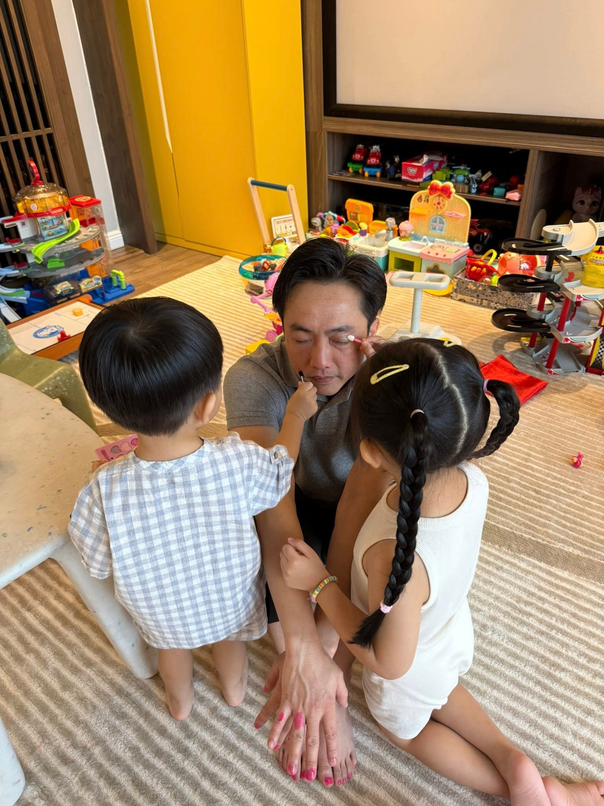 Khoảnh khắc nam doanh nhân ngồi im để chiều theo sở thích của các con như trang điểm, sơn móng tay, móng chân lập tức gây sốt mạng xã hội. Ảnh: FBNV