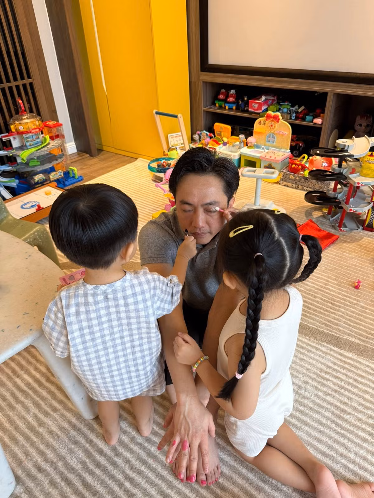 Khoảnh khắc nam doanh nhân ngồi im để chiều theo sở thích của các con như trang điểm, sơn móng tay, móng chân lập tức gây sốt mạng xã hội. Ảnh: FBNV