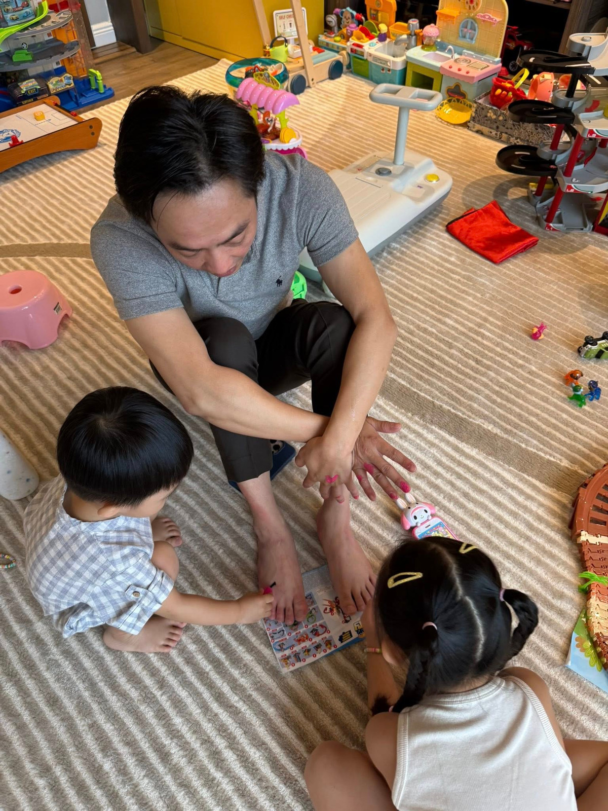 Nhiều người hâm mộ thích thú trước sự gần gũi, tình cảm của Cường Đô La dành cho các con. Ảnh: FBNV