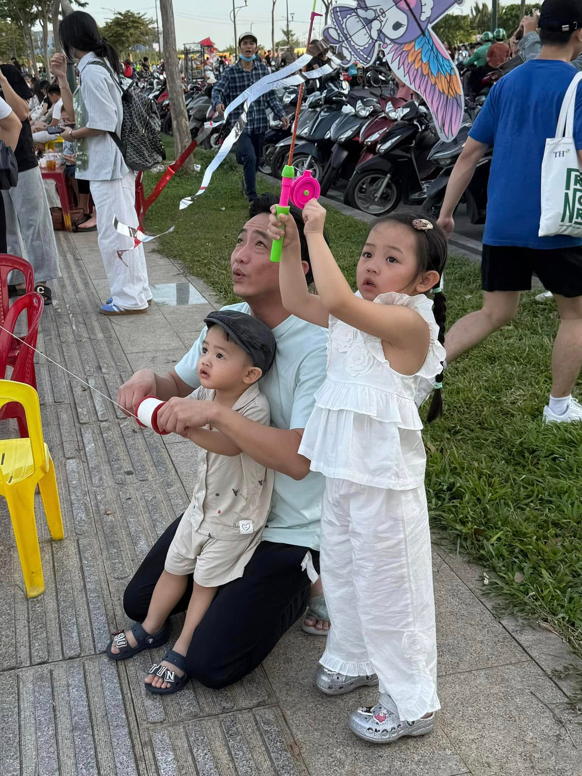 Không còn là một doanh nhân bận rộn hay một "tay chơi" siêu xe, Cường Đô La trở thành người bạn thân thiết nhất, vui đùa cùng các con. Ảnh: FBNV