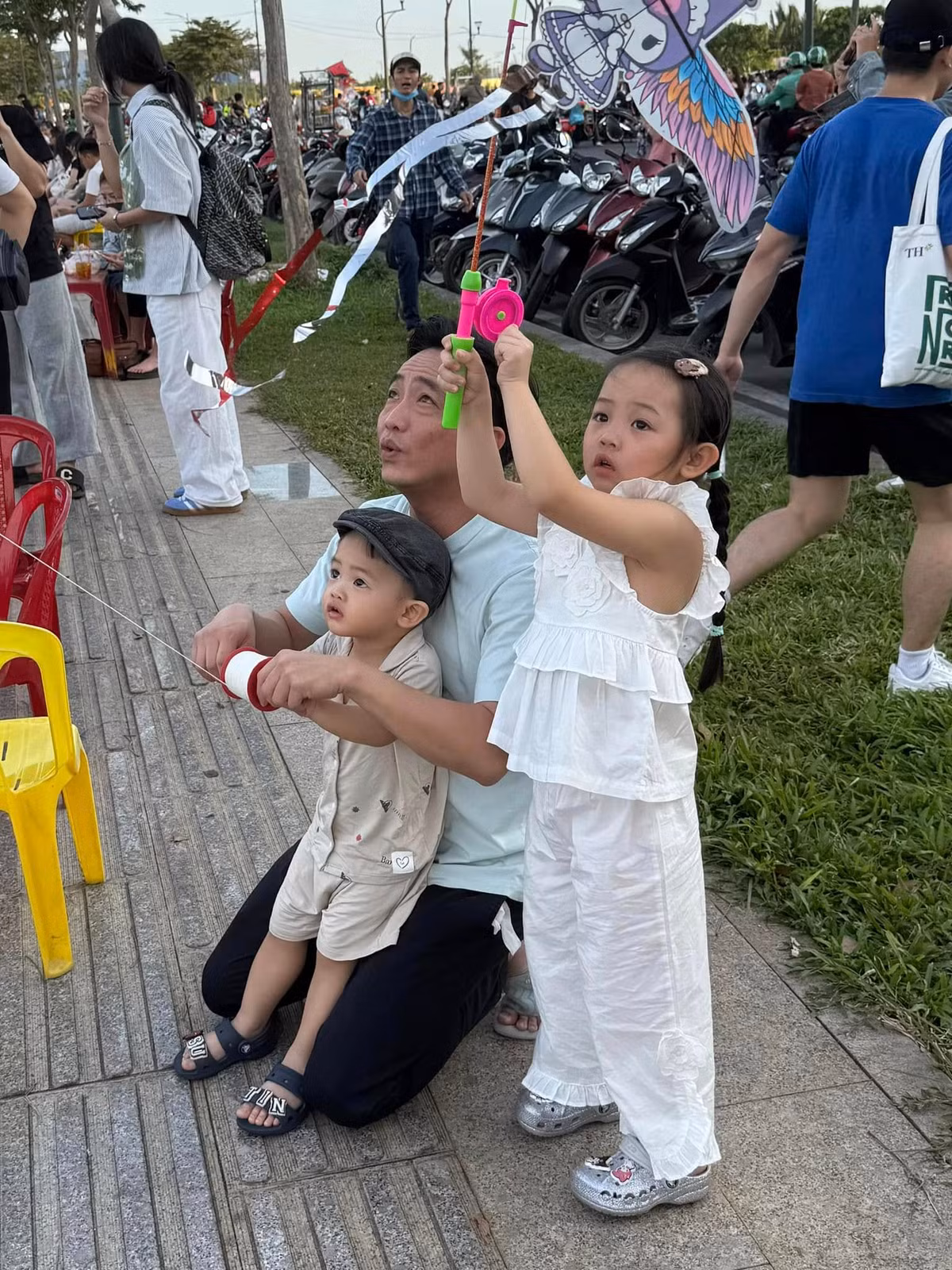 Không còn là một doanh nhân bận rộn hay một "tay chơi" siêu xe, Cường Đô La trở thành người bạn thân thiết nhất, vui đùa cùng các con. Ảnh: FBNV