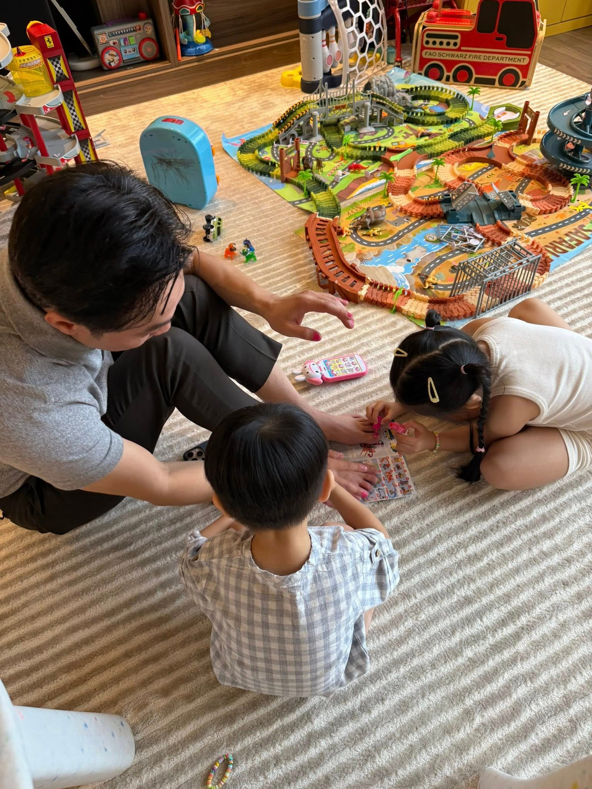 Cường Đô La hiện là Chủ tịch HĐQT C-Holdings. Thế nhưng, ác với hình ảnh ông bố chủ tịch quyền lực khi đi làm, về nhà Cường Đô La nhập vai "bố bỉm", có thời gian rảnh rỗi là anh dành cho gia đình và các con. Ảnh: FB Nguyen Quoc Cuong