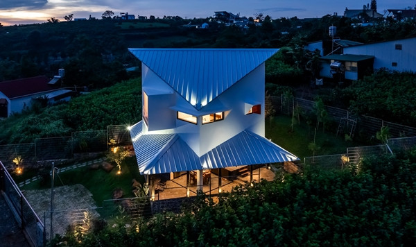 Nằm trên ngọn đồi thoải dọc theo trục đường Lý Thái Tổ (Bảo Lộc, Lâm Đồng), Dâu Tằm House nổi bật với tầm nhìn rộng mở ra thung lũng xanh mát. Ảnh: Hiroyuki Oki