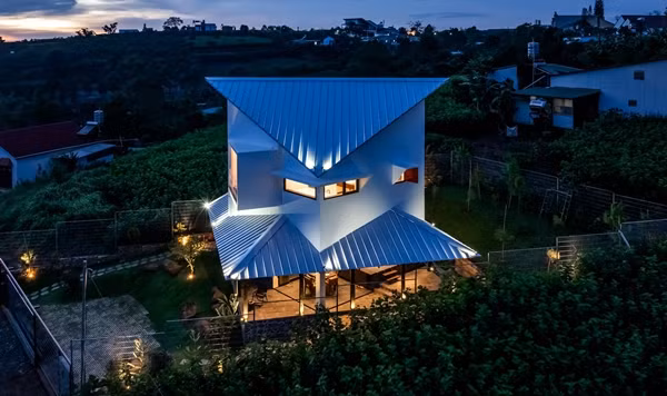 Nằm trên ngọn đồi thoải dọc theo trục đường Lý Thái Tổ (Bảo Lộc, Lâm Đồng), Dâu Tằm House nổi bật với tầm nhìn rộng mở ra thung lũng xanh mát. Ảnh: Hiroyuki Oki