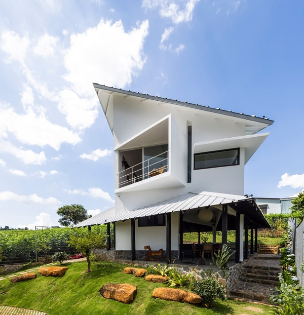 Không gian sống được tổ chức sao cho mỗi góc độ trong nhà đều có thể chiêm ngưỡng vẻ đẹp của môi trường, làm nổi bật mối liên kết giữa kiến trúc và thiên nhiên. Ảnh: Hiroyuki Oki