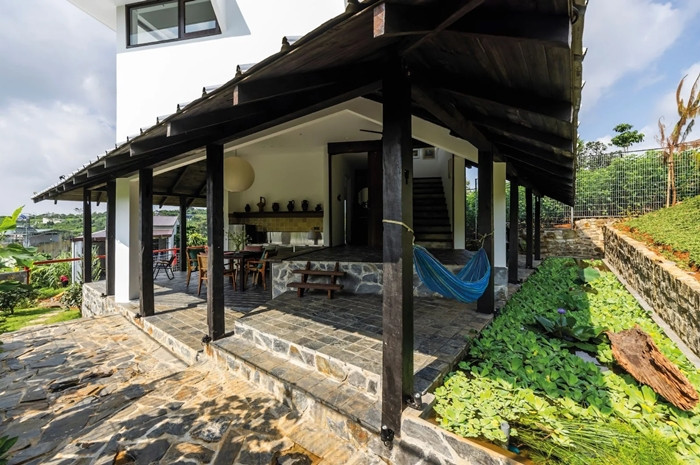 Sự kết nối liền mạch với sân trước và vườn sau không chỉ là bố cục vật lý, mà còn là một dòng chảy tư duy về sự hòa hợp giữa trong và ngoài, giữa tĩnh và động. Ảnh: Hiroyuki Oki