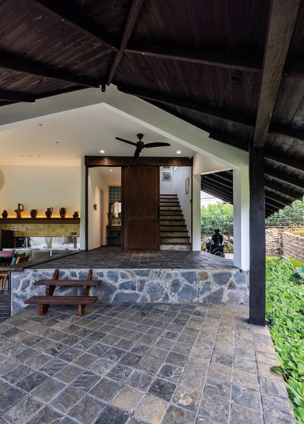 Không gian trong nhà được phân chia qua những biến đổi tinh tế của cao độ. Ảnh: Hiroyuki Oki