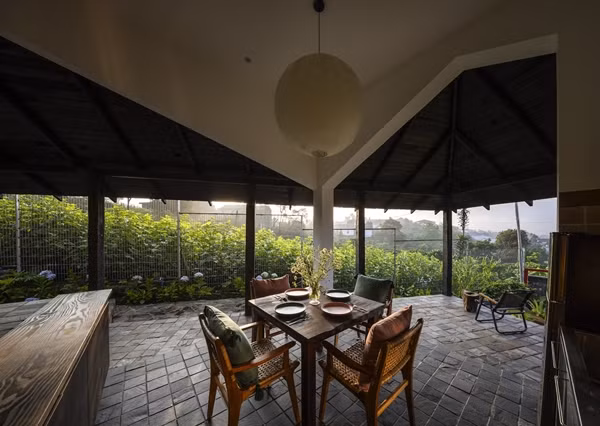 Bếp liền kề với phòng khách, mở ra sân vườn qua cửa kính trượt. Ảnh: Hiroyuki Oki