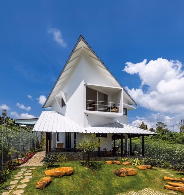 Khối kiến trúc, bám sát các lớp cao độ tự nhiên, sử dụng các đường đồng mức như những nguyên lý định hướng, không chỉ xác lập mặt tiền mà còn dẫn dắt sự chuyển động của không gian. Ảnh: Hiroyuki Oki