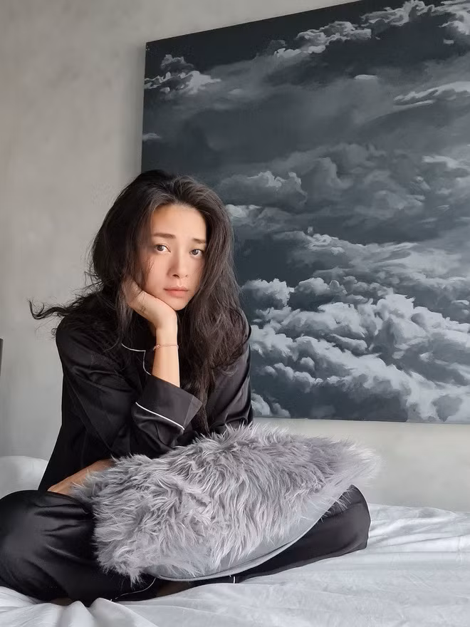 Căn hộ bài trí tối giản nhưng vẫn có điểm nhấn như thảm lông, hoa, tranh. Ảnh: FBNV