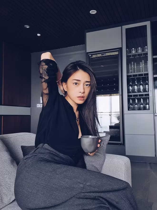 Ngô Thanh Vân đầu tư những chiếc ghế sofa lớn, tạo cảm giác thư giãn. Ảnh: FBNV