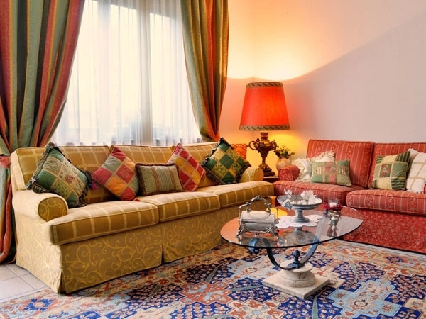 Trang trí quá nhiều sẽ biến phòng khách trở thành một phòng trưng bày nghệ thuật, nơi khoe ra đủ các thứ đồ. Ảnh: Brightside