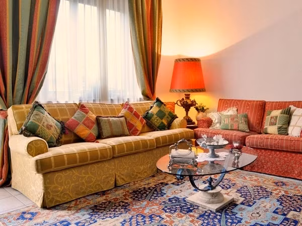 Trang trí quá nhiều sẽ biến phòng khách trở thành một phòng trưng bày nghệ thuật, nơi khoe ra đủ các thứ đồ. Ảnh: Brightside