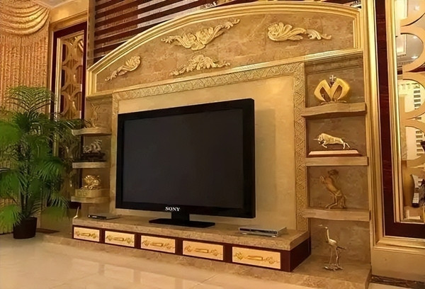 Tường TV ốp quá rườm rà, phức tạp, thêm đèn LED lòe loẹt hay xếp gỗ rối mắt, ban đầu có thể trông "sang", nhưng sau vài tháng dễ gây mệt mỏi thị giác, làm giảm giá trị thẩm mỹ. Ảnh: Internet