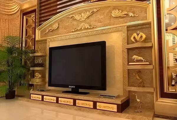 Tường TV ốp quá rườm rà, phức tạp, thêm đèn LED lòe loẹt hay xếp gỗ rối mắt, ban đầu có thể trông "sang", nhưng sau vài tháng dễ gây mệt mỏi thị giác, làm giảm giá trị thẩm mỹ. Ảnh: Internet