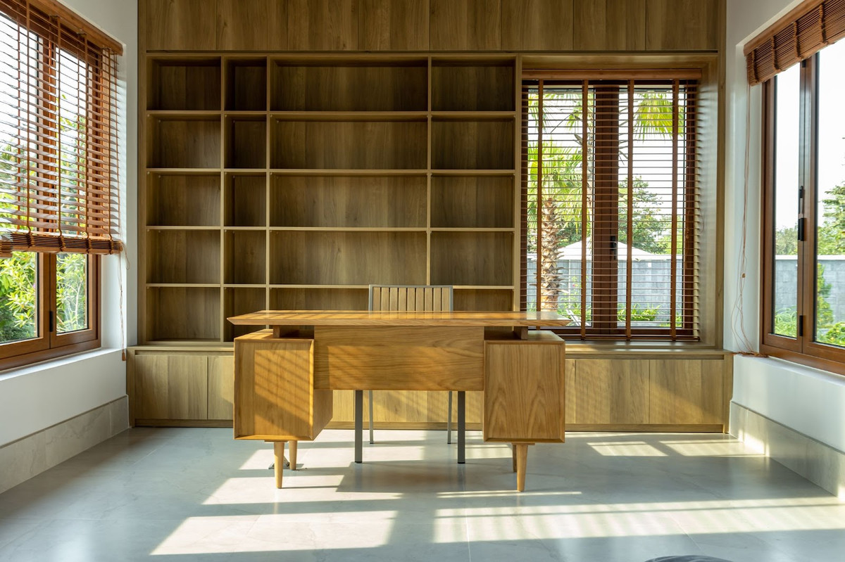 Phòng làm việc được tách ra khỏi khối nhà chính, làm thành một khối nhà riêng. Ảnh: Story Architecture