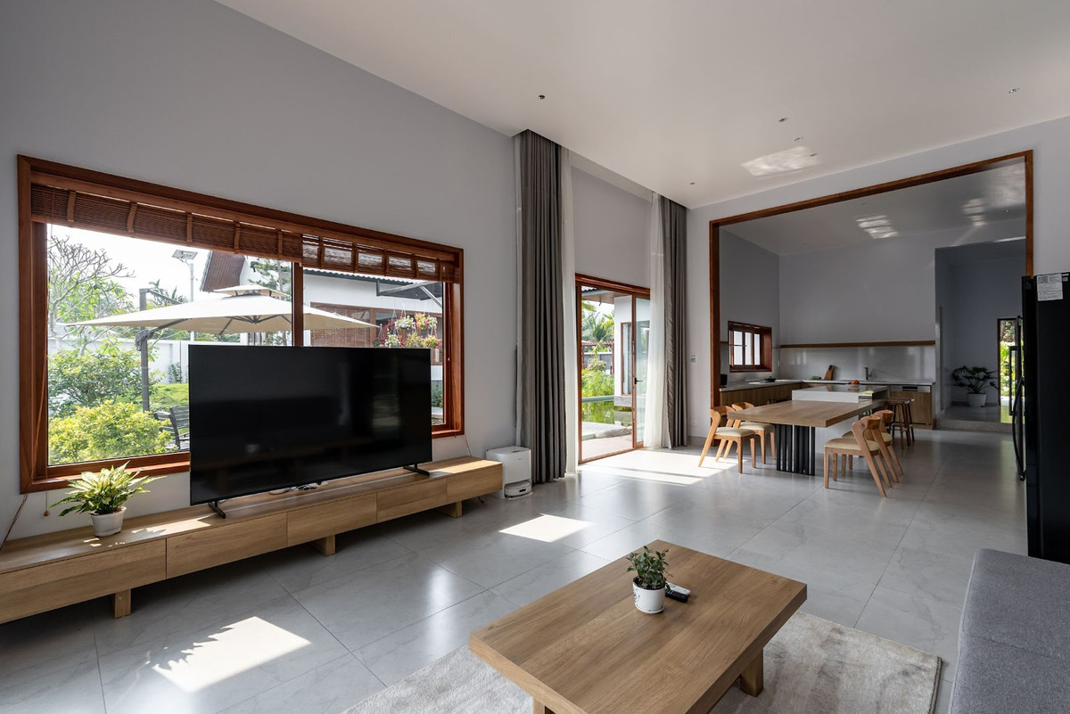 Phòng khách rộng rãi, thông thoáng nằm ở khối nhà chính. Ảnh: Story Architecture