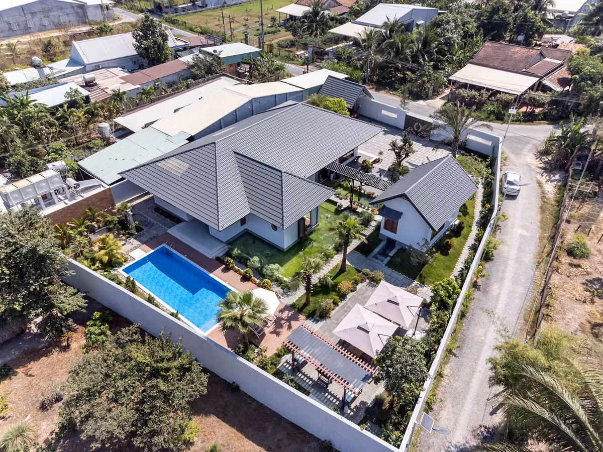 Mệt mỏi với những chuyến đi xa và giao thông khó khăn, một gia đình tại Tây Ninh quyết định tạo không gian nghỉ dưỡng ngay tại nhà. Độc đáo hơn cả, ngôi nhà còn sở hữu một phòng ngủ "lơ lửng" trên mặt nước, mang đến trải nghiệm nghỉ dưỡng đẳng cấp. Ảnh: Story Architecture