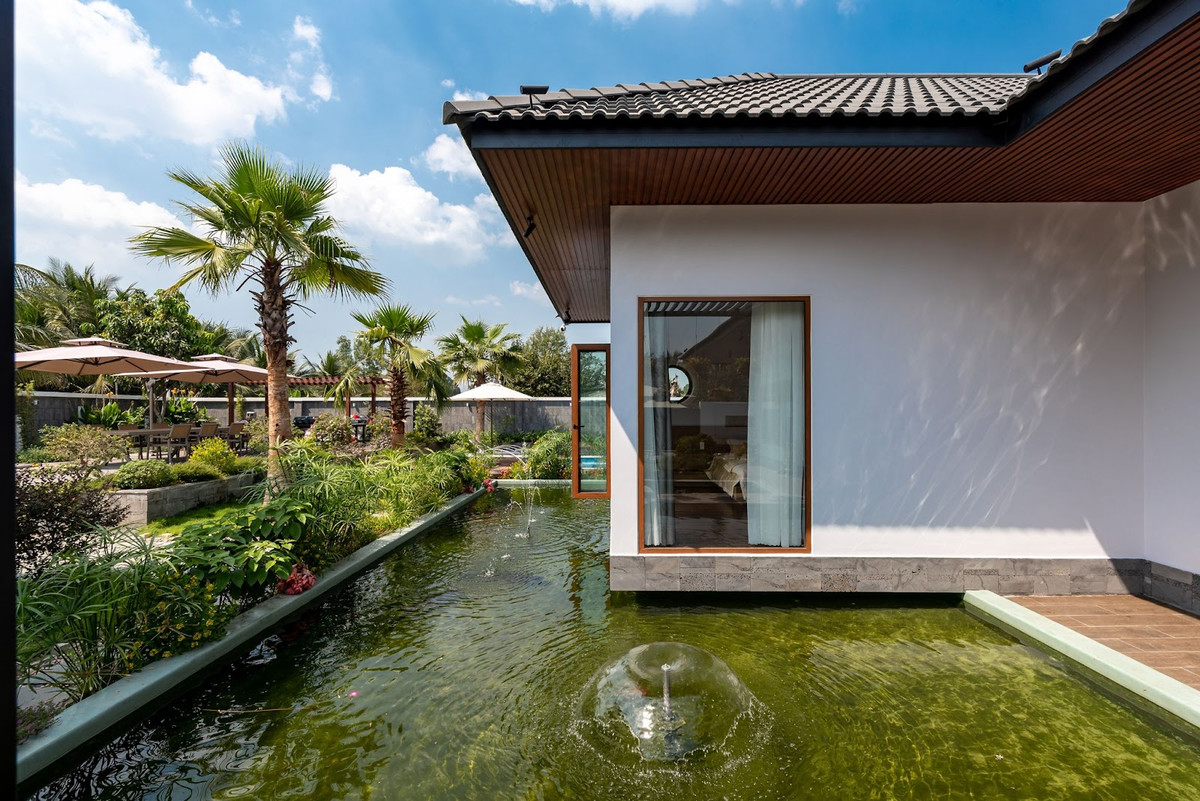 Ý tưởng này không chỉ mang đến một không gian nghỉ ngơi thư thái, mát mẻ mà còn tạo nên một điểm nhấn kiến trúc độc đáo, khiến ngôi nhà vườn Tây Ninh này trở nên khác biệt. Ảnh: Story Architecture
