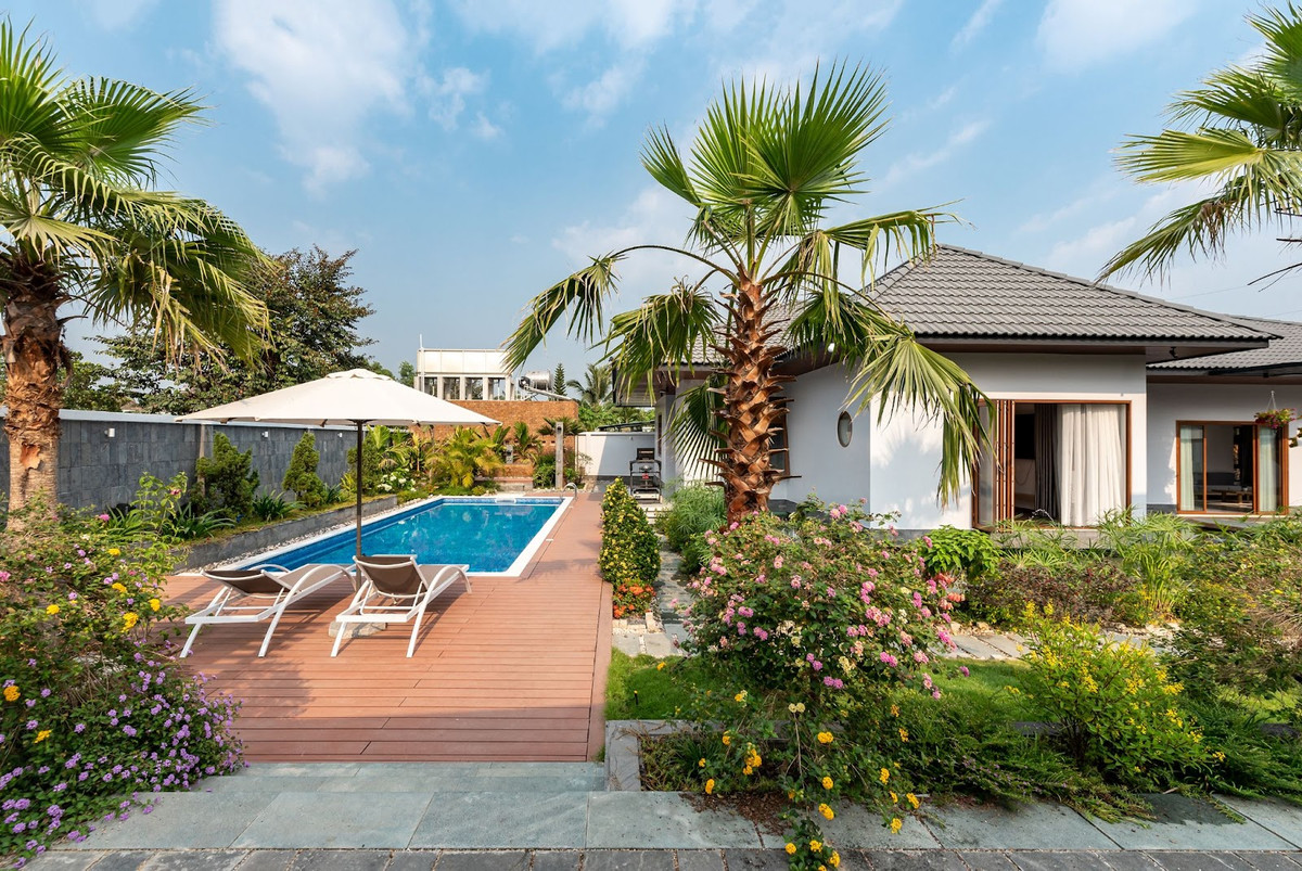 Xung quanh nhà vườn độc đáo này là một không gian xanh mát với nhiều loại cây xanh, tạo nên một bức tranh thiên nhiên tươi đẹp. Bên ngoài, hồ bơi và sân BBQ được tổ chức ở sân sau để đảm bảo sự riêng tư đồng thời không làm ảnh hưởng tới hàng xóm. Ảnh: Story Architecture