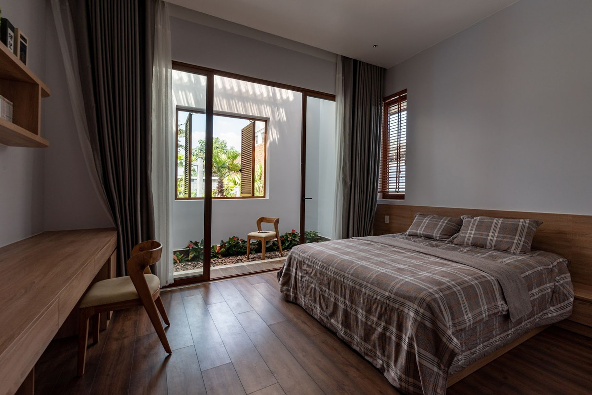 Phòng ngủ của con được thiết kế đơn giản nhưng đảm bảo đủ sáng, thoáng khí với khoảng giếng trời riêng. Ảnh: Story Architecture