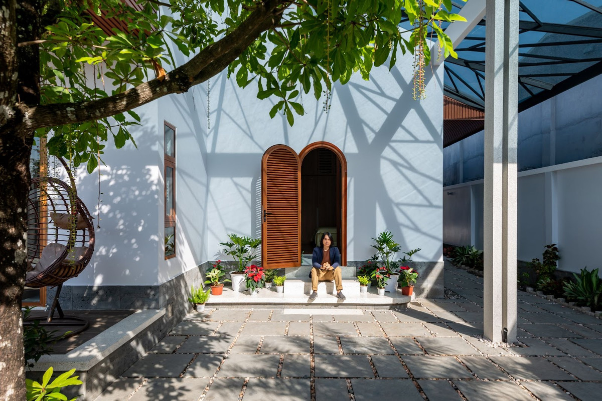 Phần mái mặt tiền như một chiếc lá trong suốt được làm từ mái kính lấy sáng với khung sắt cách điệu xương lá. Ảnh: Story Architecture