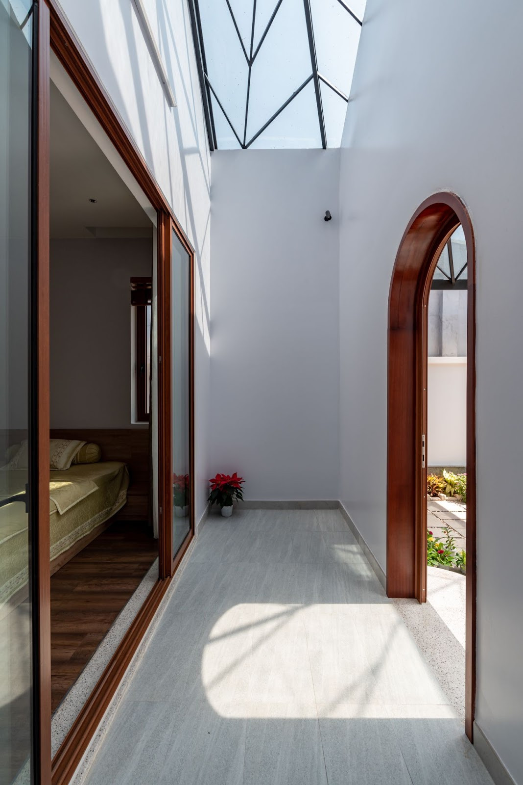 Khoảng giếng trời kiên cố với hệ thép và kính để đảm bảo riêng tư và an toàn khi các con muốn mở cửa lấy gió và ánh sáng ở vùng quê. Ảnh: Story Architecture