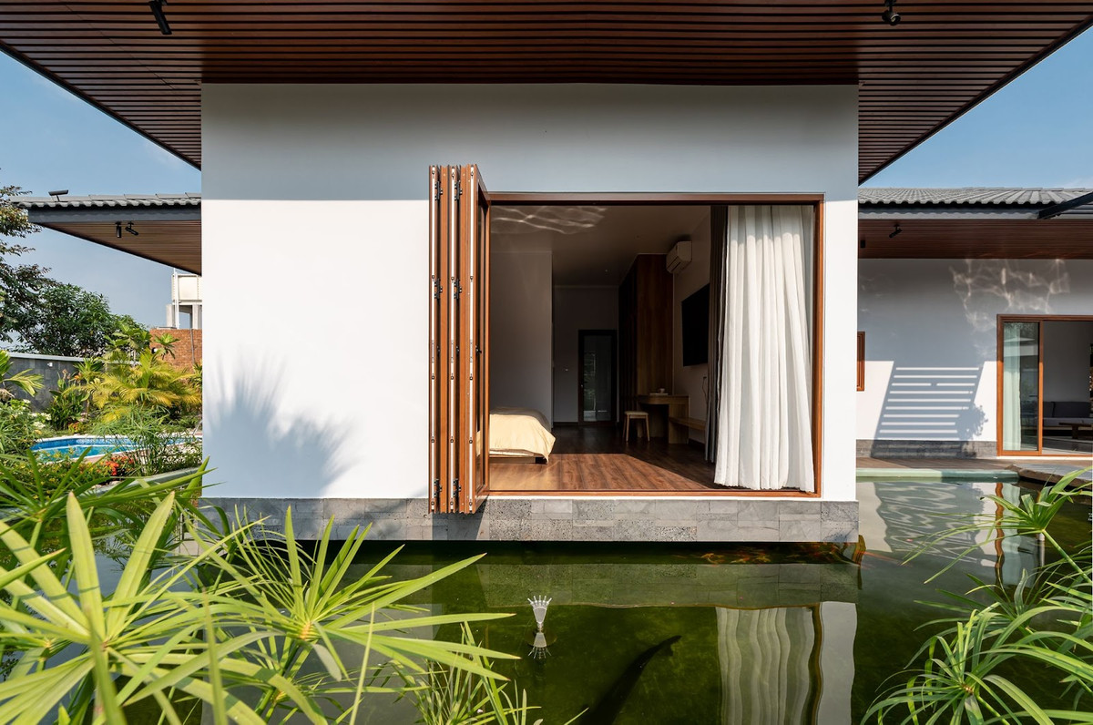 Điểm nhấn đặc biệt của ngôi nhà chính là phòng ngủ master được thiết kế một phần nổi trên mặt nước của hồ cá Koi. Ảnh: Story Architecture