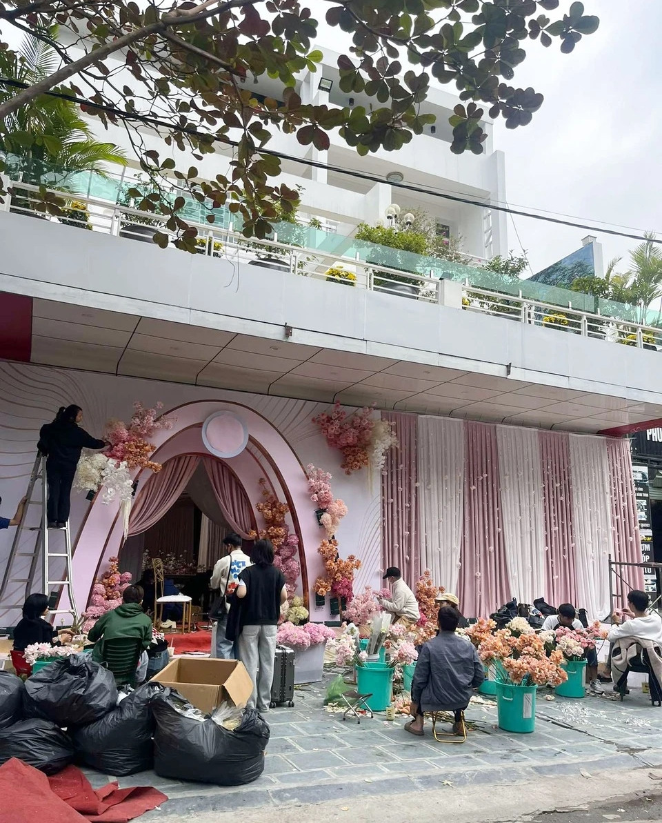 Sáng 15/1, lễ ăn hỏi của Á hậu Phương Nhi diễn ra tại nhà riêng ở Thanh Hóa. Ngôi nhà của gia đình Á hậu Phương Nhi nằm ngay mặt tiền, trung tâm thành phố Thanh Hóa. Ảnh: Znews