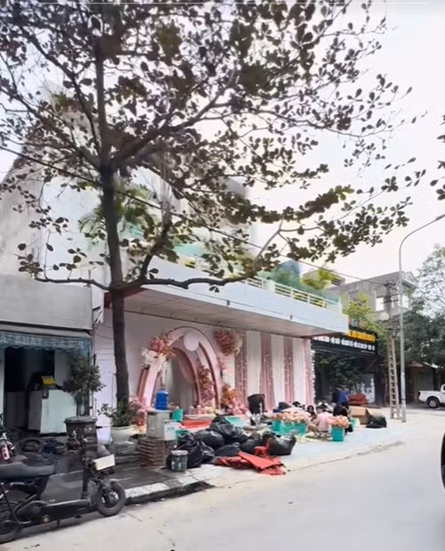 Tầng 1 của căn nhà được sử dụng làm nơi dựng rạp, tổ chức đám hỏi Á hậu Phương Nhi. Ảnh: TIỂU VƯƠNG QUỐC 36