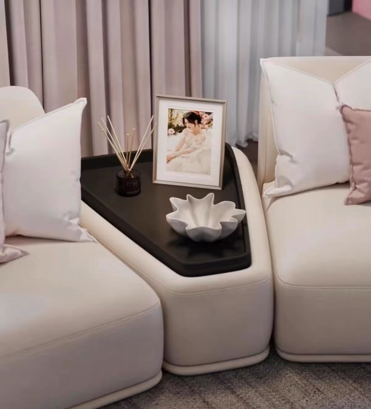 Nhiều người đoán Á hậu Phương Nhi đang lên kế hoạch xây dựng căn biệt thự cho riêng mình. Tuy nhiên, Phương Nhi cho biết, hình ảnh đó là căn nhà mơ ước của mình, cô nhờ đội ngũ kiến trúc sư lên ý tưởng sẵn và lấy đó làm động lực để cố gắng. Ảnh: FBNV