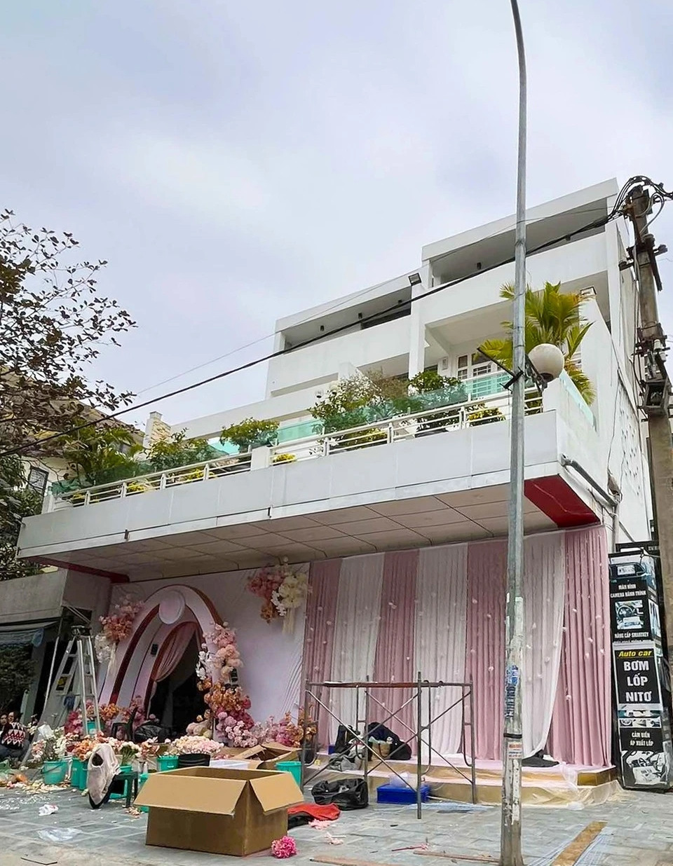 Tầng 2 rộng, có điểm nhấn thiết kế sân vườn trên phần ban công thoáng đãng. Ảnh: Znews