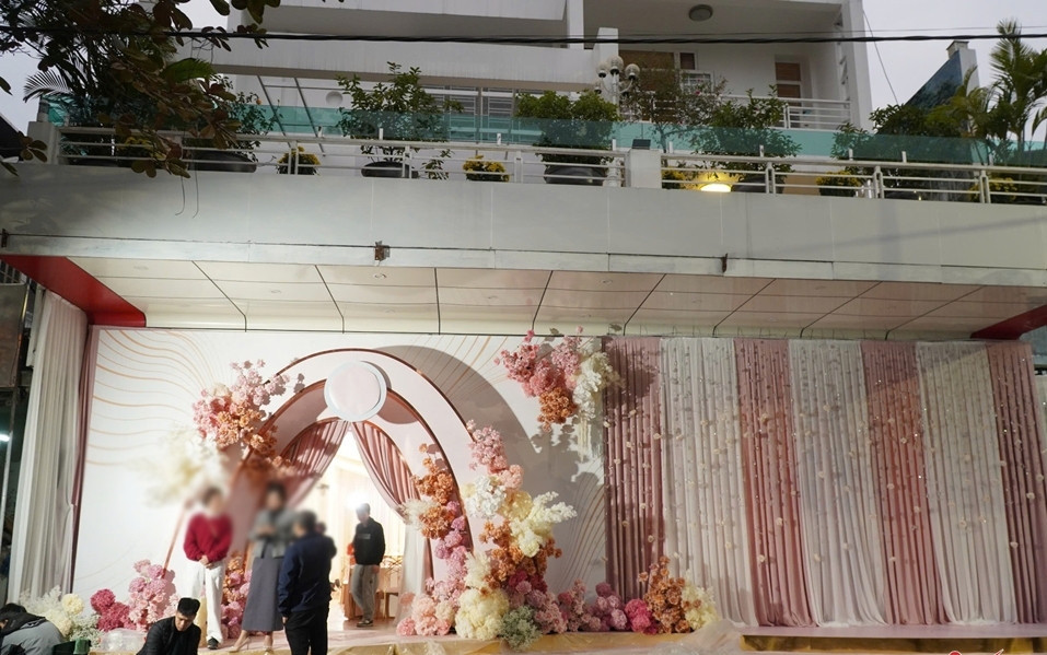 Nhìn từ bên ngoài, căn nhà của Á hậu Phương Nhi có màu trắng chủ đạo. Ảnh: Vietnamnet