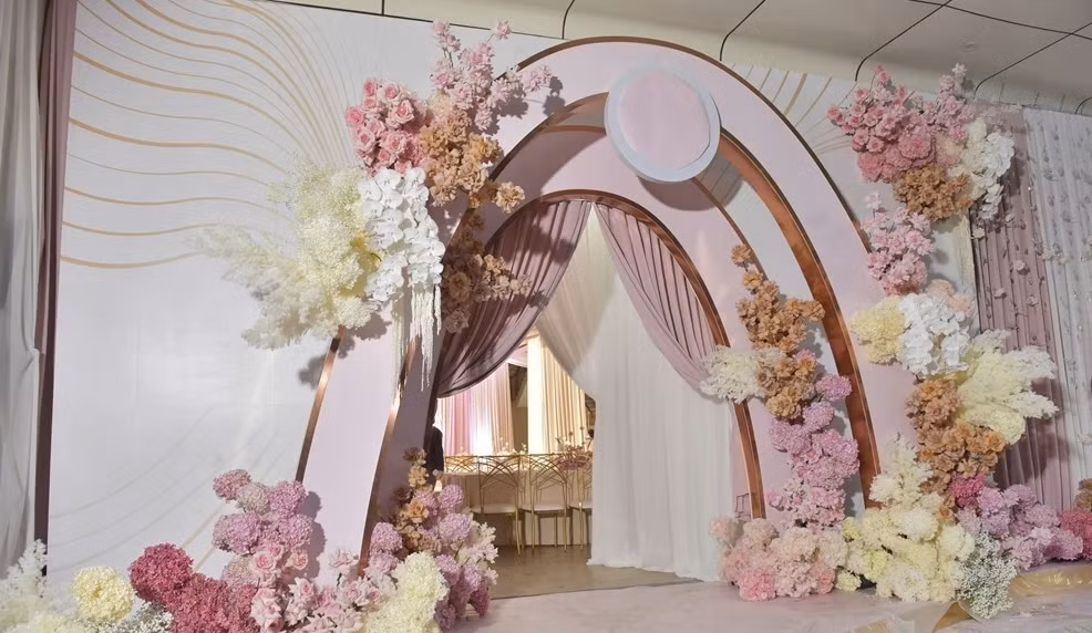 Cổng cưới ngập hoa tươi. Ảnh: Vietnamnet