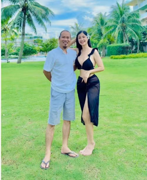 Nghệ sĩ Vượng Râu hài hước tiết lộ vợ anh là "chủ tịch", còn anh chỉ làm thuê cho vợ mà không có mức lương cố định, mọi thu nhập đều do cô quản lý. Ảnh: FBNV