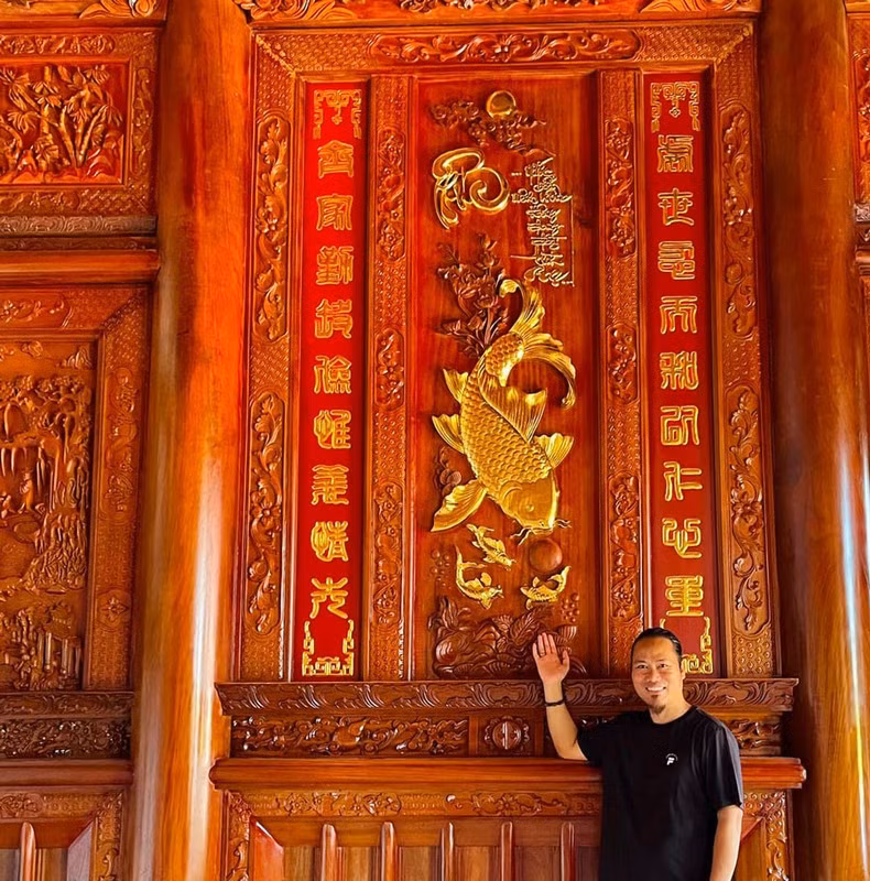 Bên trong phủ thờ là nội thất dát vàng. Ảnh: FBNV