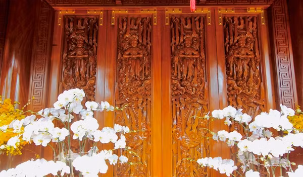 Phần gỗ của căn nhà được chạm khắc tỉ mỉ và làm trong 2 năm. Ảnh: Vietnamnet