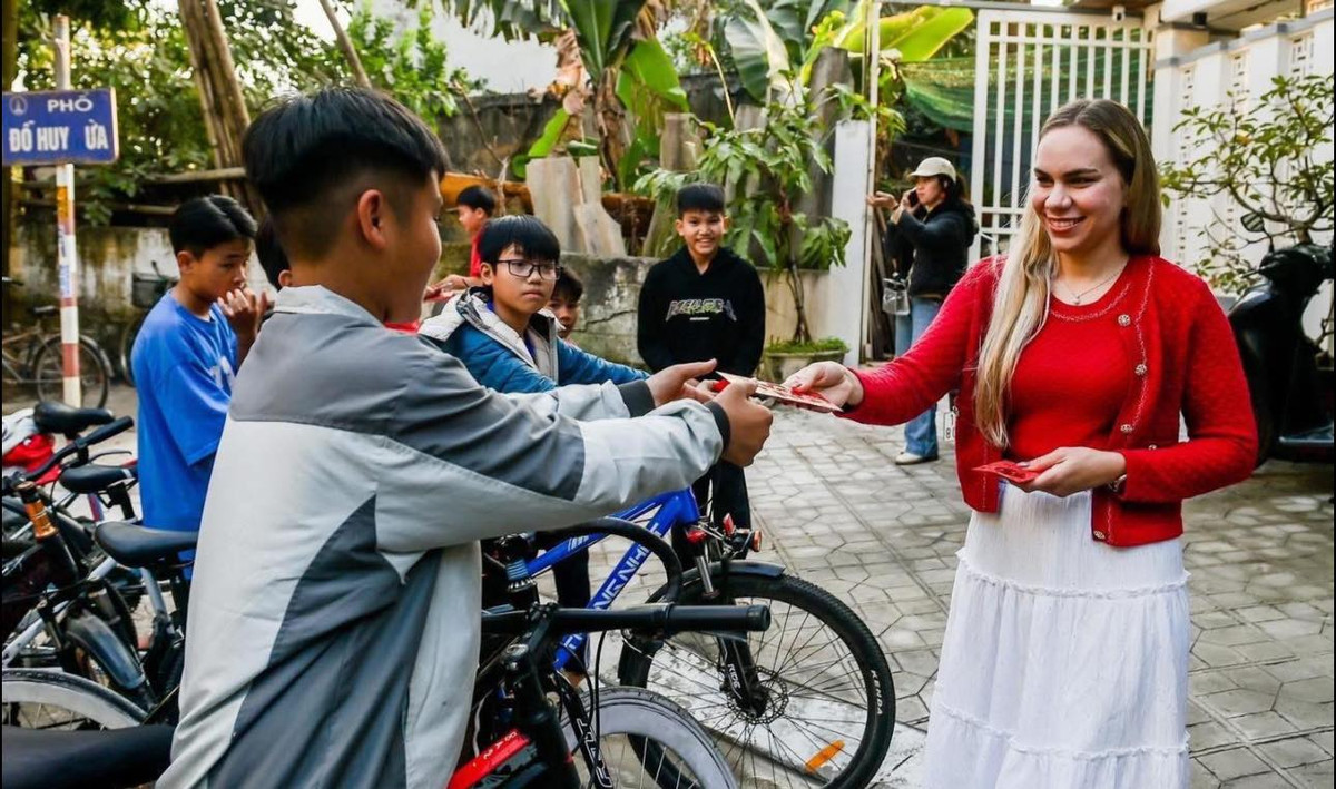 Vợ Xuân Son chuẩn bị lì xì cho các fan nhí. Ảnh: MEOW Entertainment