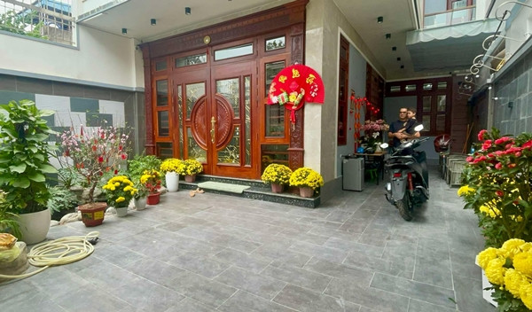 Căn nhà của Nguyễn Xuân Son còn được treo một số lời chúc Tết ý nghĩa. Ảnh: Dân Việt