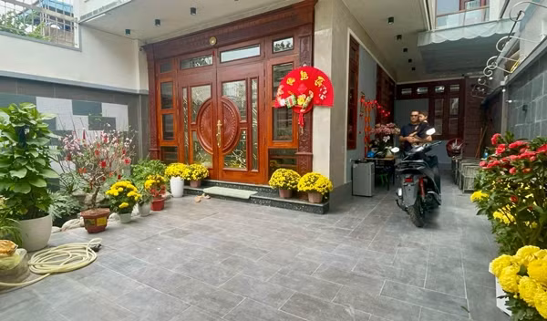 Căn nhà của Nguyễn Xuân Son còn được treo một số lời chúc Tết ý nghĩa. Ảnh: Dân Việt