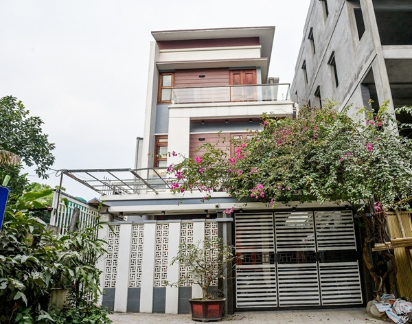 Ngôi nhà Xuân Son cùng vợ con đang sống có diện tích 130m2, thiết kế hiện đại với gam màu trắng chủ đạo. Ảnh: Vietnamnet