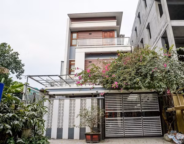 Ngôi nhà Xuân Son cùng vợ con đang sống có diện tích 130m2, thiết kế hiện đại với gam màu trắng chủ đạo. Ảnh: Vietnamnet