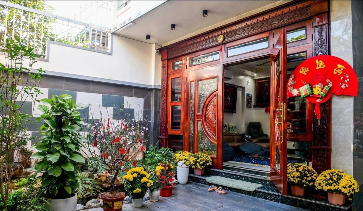 Khoảng sân trước nhà được vợ Xuân Sơn bày nhiều chậu hoa cúc, hoa đào, tràn ngập sắc xuân. Ảnh: MEOW Entertainment