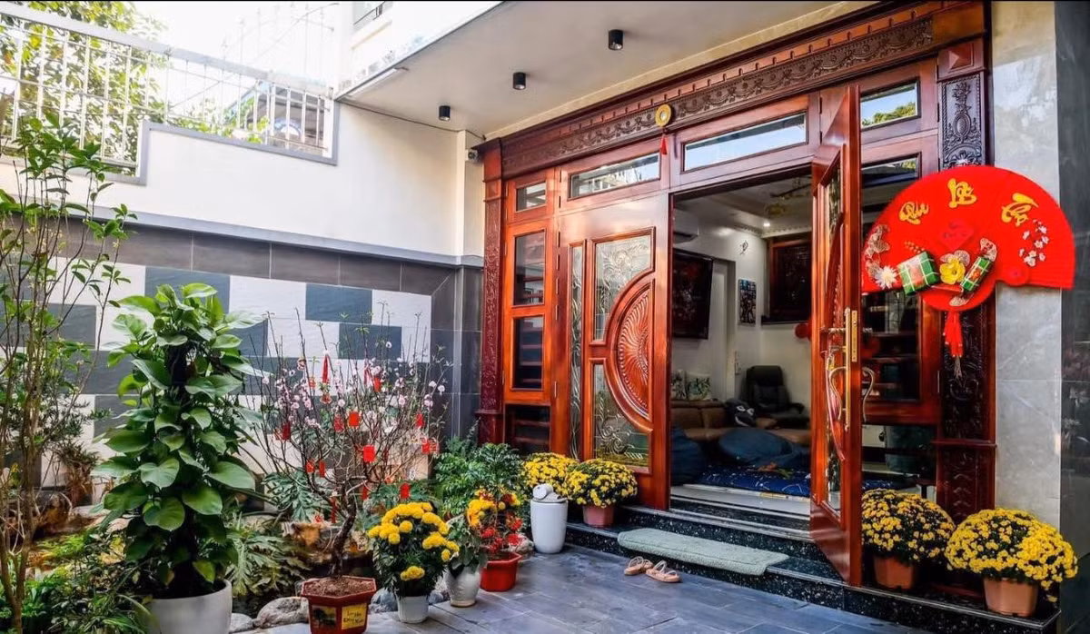 Khoảng sân trước nhà được vợ Xuân Sơn bày nhiều chậu hoa cúc, hoa đào, tràn ngập sắc xuân. Ảnh: MEOW Entertainment