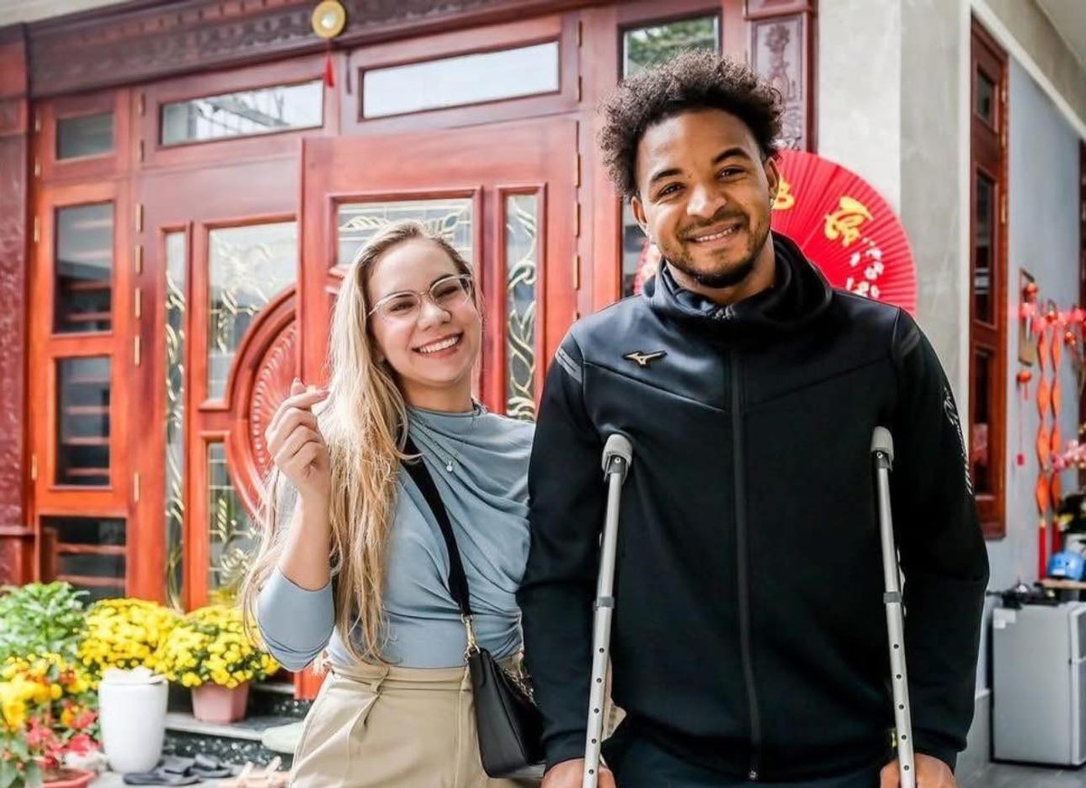 Sau gần 1 thang điều trị chấn thương, tiền đạo Xuân Son đã xuất hiện và trở về nhà tại nhà riêng ở TP Nam Định để nghỉ ngơi và đón Tết cùng gia đình. Ảnh: MEOW Entertainment