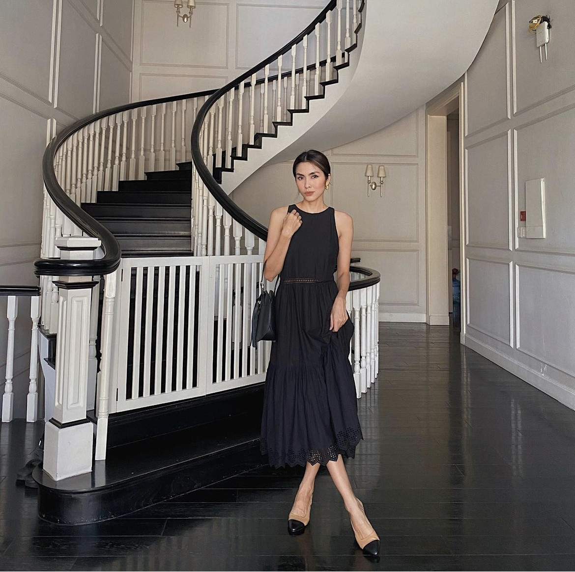 Cầu thang là nơi Hà Tăng thường lên đồ chụp ảnh "sống ảo" khoe thần thái sang chảnh. Ảnh: FB Tang Thanh Ha